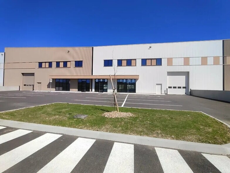 Local d’activités dans Vaulx-Milieu à louer - Photo de l’immeuble – Image 1 sur 4