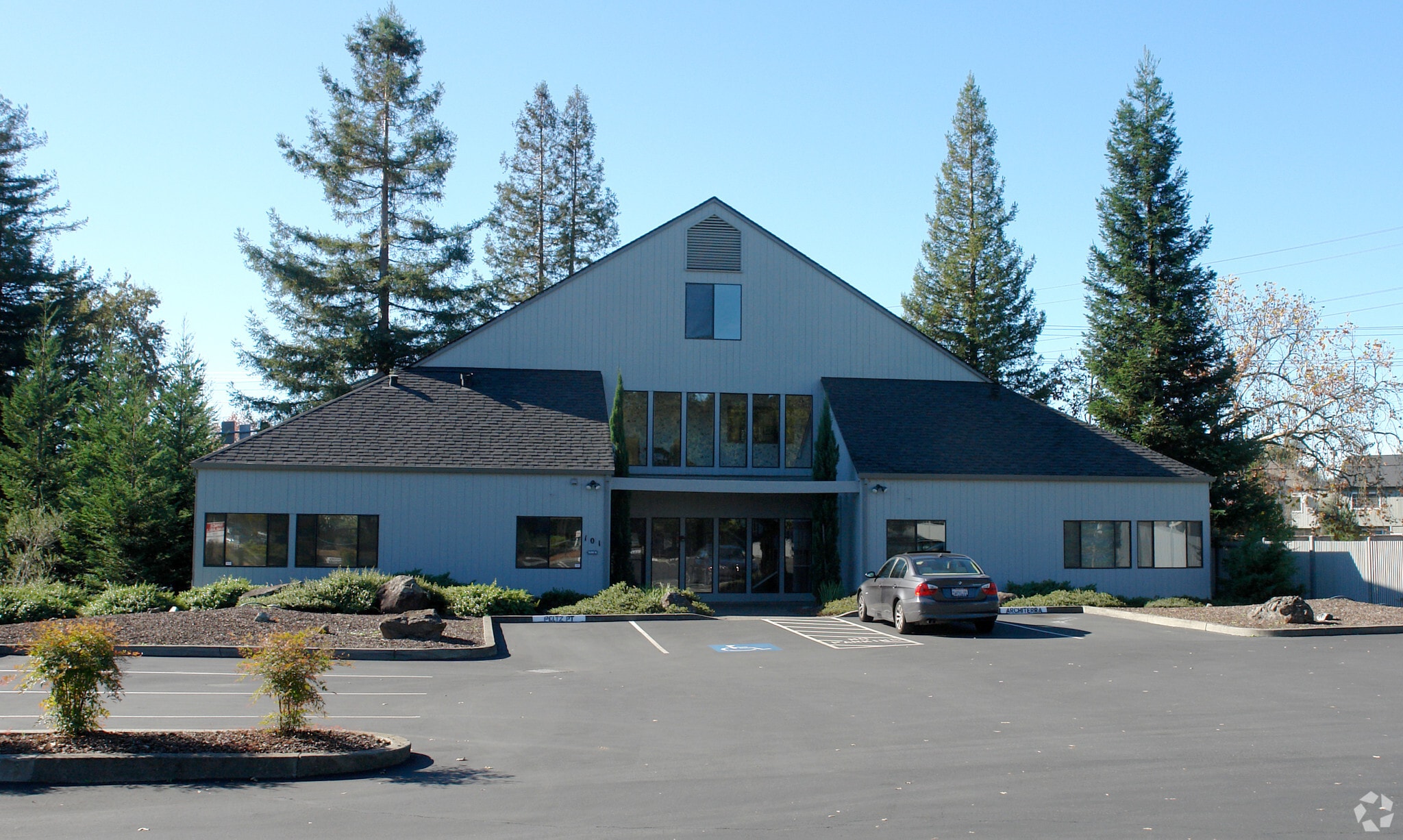 101 Wikiup Dr, Santa Rosa, CA à louer Photo principale– Image 1 sur 35