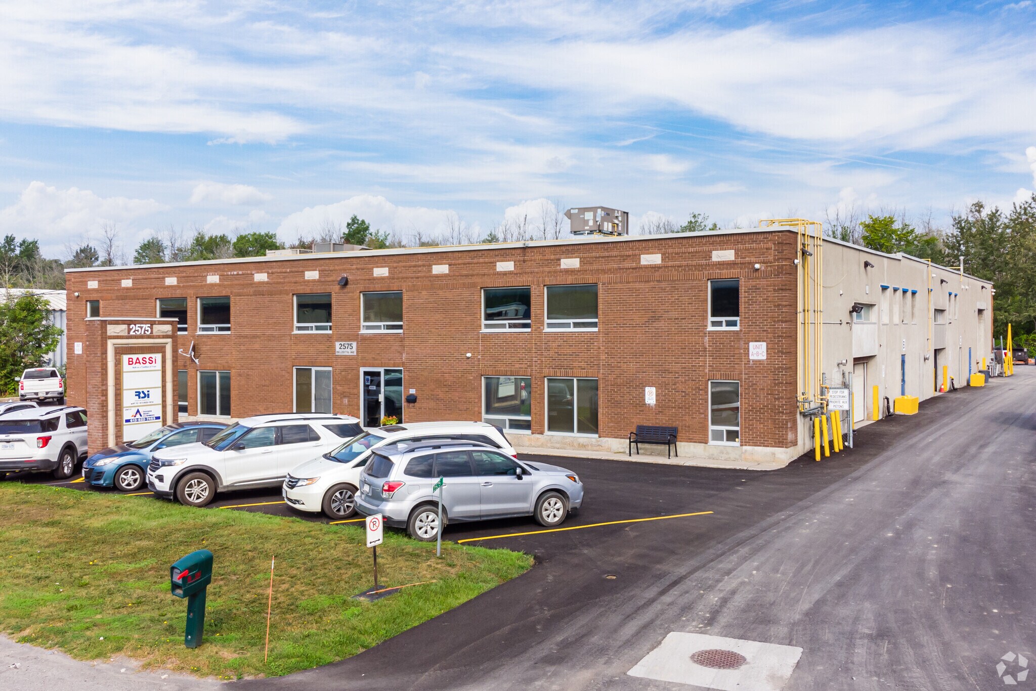 2575-2591 Del Zotto Ave, Ottawa, ON à louer Photo principale– Image 1 sur 6