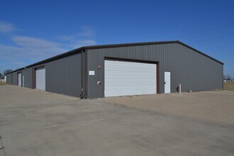 936 E Production Dr, Pilot Point, TX à louer Photo de l’immeuble– Image 1 sur 4