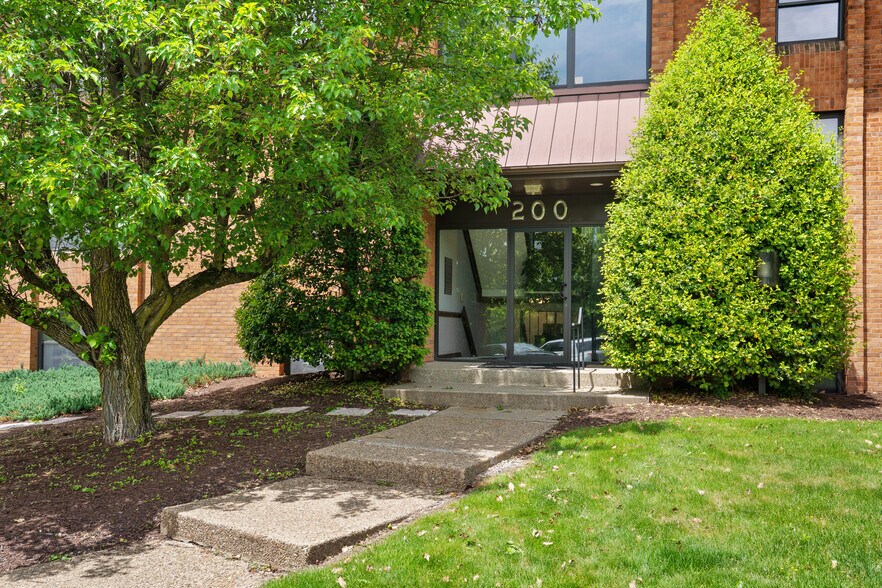 200 Commerce Dr, Coraopolis, PA à vendre - Photo de l’immeuble – Image 2 sur 29
