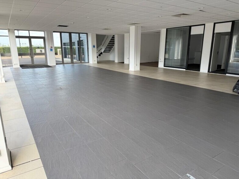 Unit 1 Forest Rd, Newport à vendre - Photo de l’immeuble – Image 2 sur 6