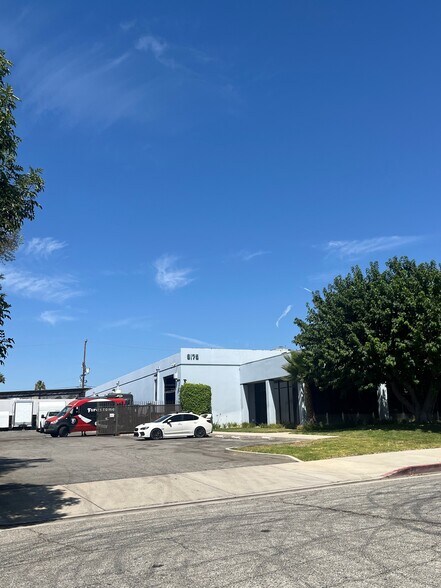 9175 Eton Ave, Chatsworth, CA à louer - Photo de l’immeuble – Image 3 sur 8