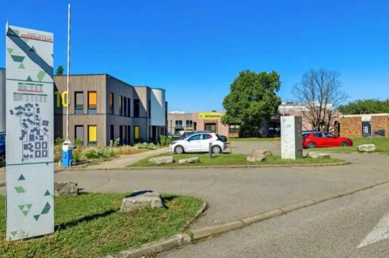 Local d’activités dans Vénissieux à louer - Photo de l’immeuble – Image 2 sur 9