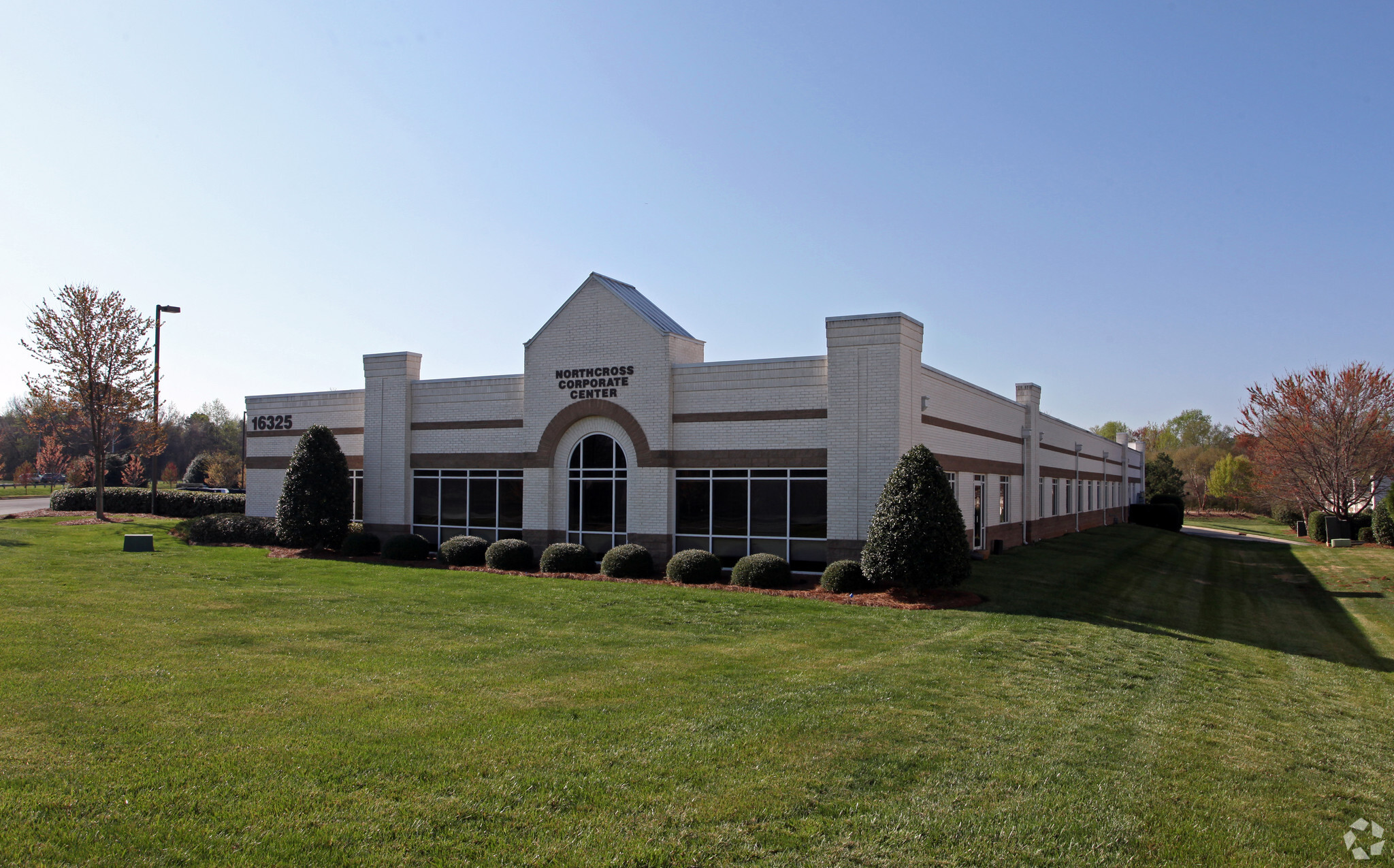 16325 Northcross Dr, Huntersville, NC à louer Photo principale– Image 1 sur 29