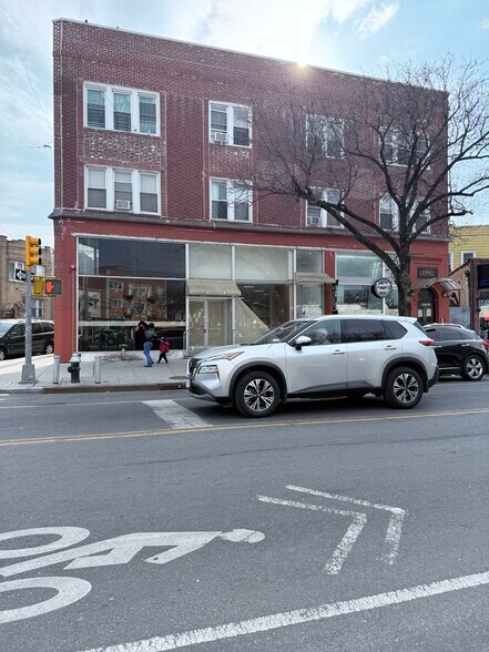 107-24 Corona Ave, Flushing, NY à louer - Photo de l’immeuble – Image 1 sur 2