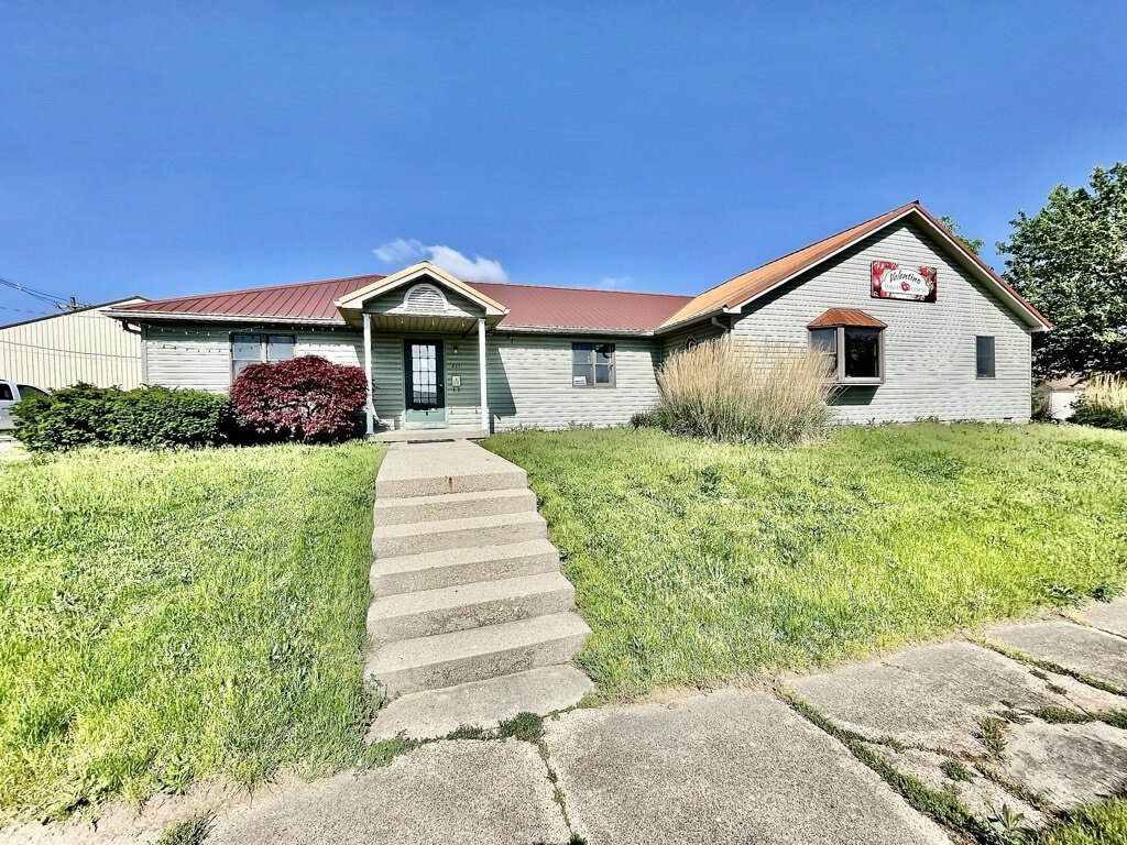 211 N Walnut St, Crawfordsville, IN à vendre Photo principale– Image 1 sur 9