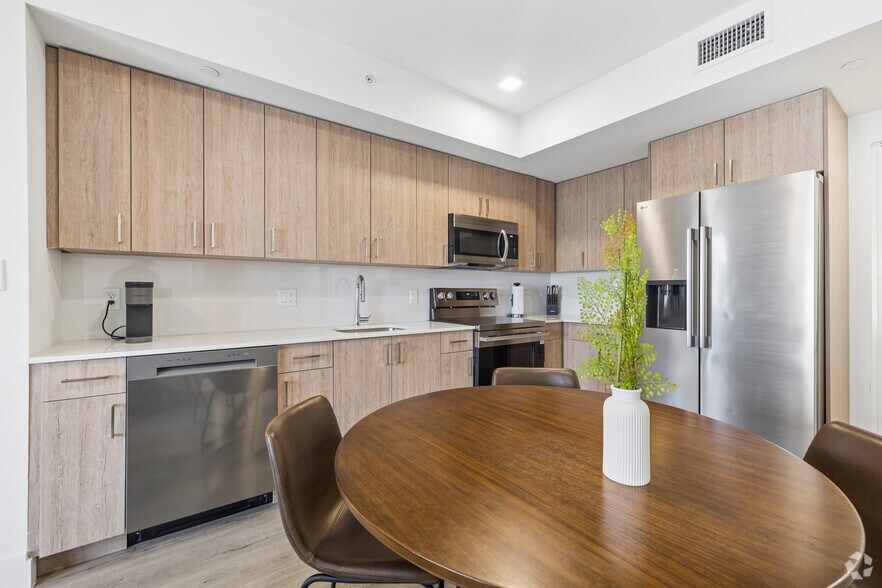 1025 E 25th St, Hialeah, FL à louer - Photo intérieure – Image 3 sur 39