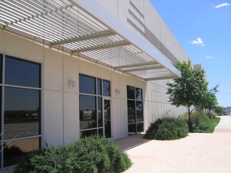 710 W Howard Ln, Austin, TX à louer - Photo de l’immeuble – Image 1 sur 5