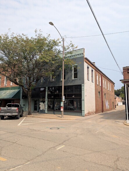 215 W College Ave, Greenville, IL à vendre - Photo de l’immeuble – Image 1 sur 55