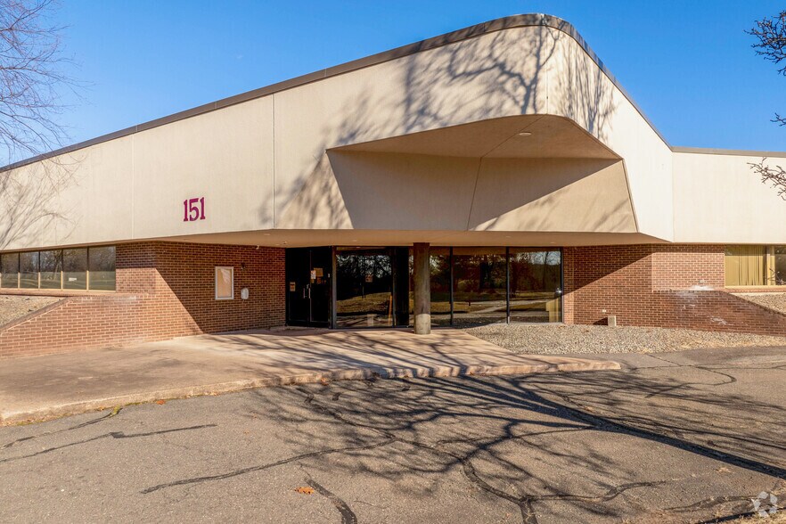 151 Batson Dr, Manchester, CT à vendre - Photo de l’immeuble – Image 2 sur 20