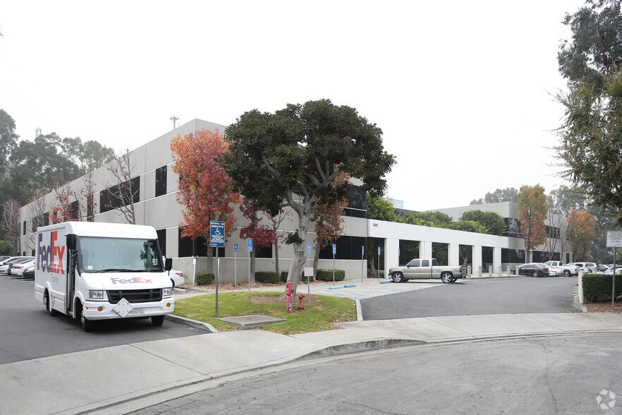 2525 Corporate Pl, Monterey Park, CA à louer - Photo principale – Image 1 sur 12
