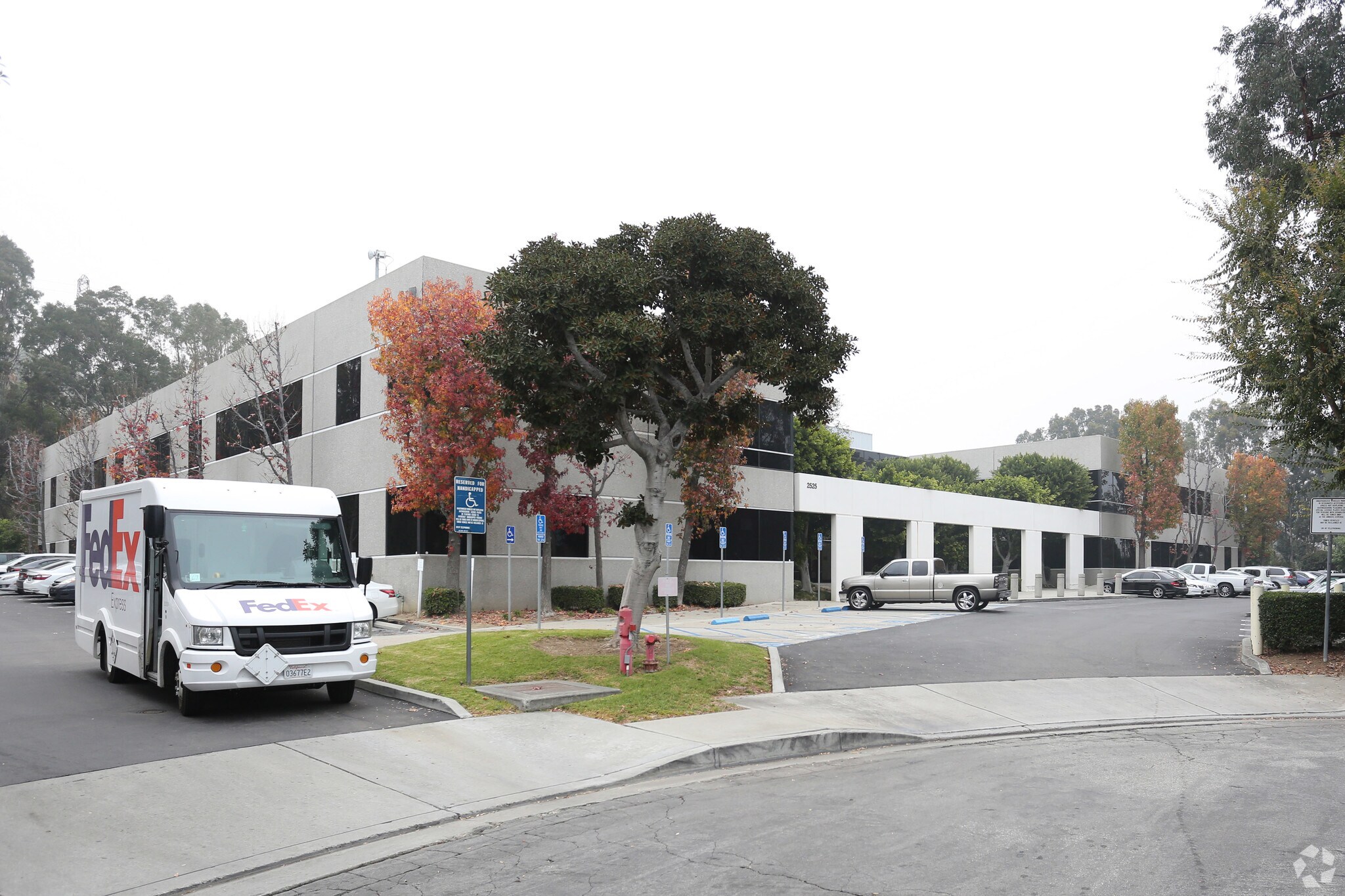 2525 Corporate Pl, Monterey Park, CA à louer Photo principale– Image 1 sur 13
