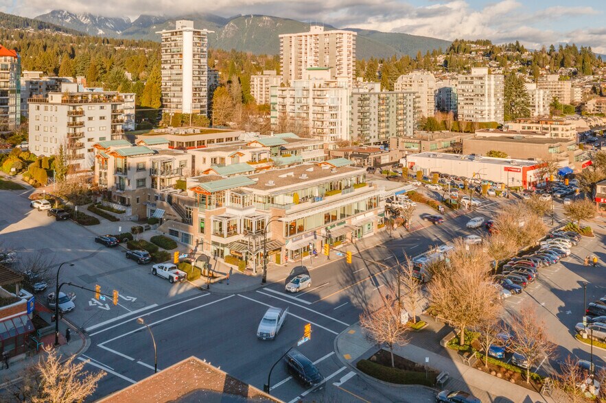 1655-1695 Marine Dr, West Vancouver, BC à vendre - Photo de l’immeuble – Image 2 sur 7