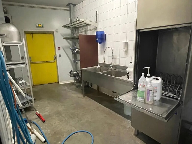 Local commercial dans Val-de-Reuil à louer - Photo de l’immeuble – Image 3 sur 6