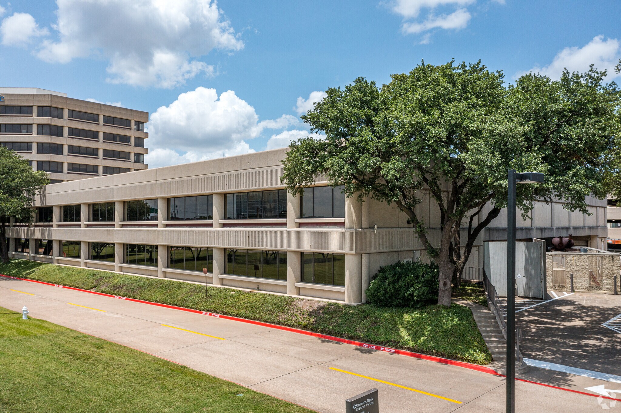 1607 Lyndon B Johnson Fwy, Dallas, TX à louer Photo de l’immeuble– Image 1 sur 6