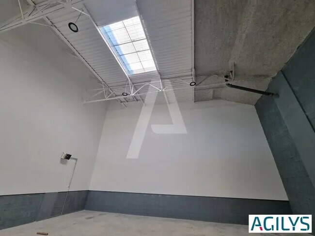 Plus de détails pour 269 Rue Du Maréchal Juin, Vaux-le-Pénil - Industriel/Logistique à louer