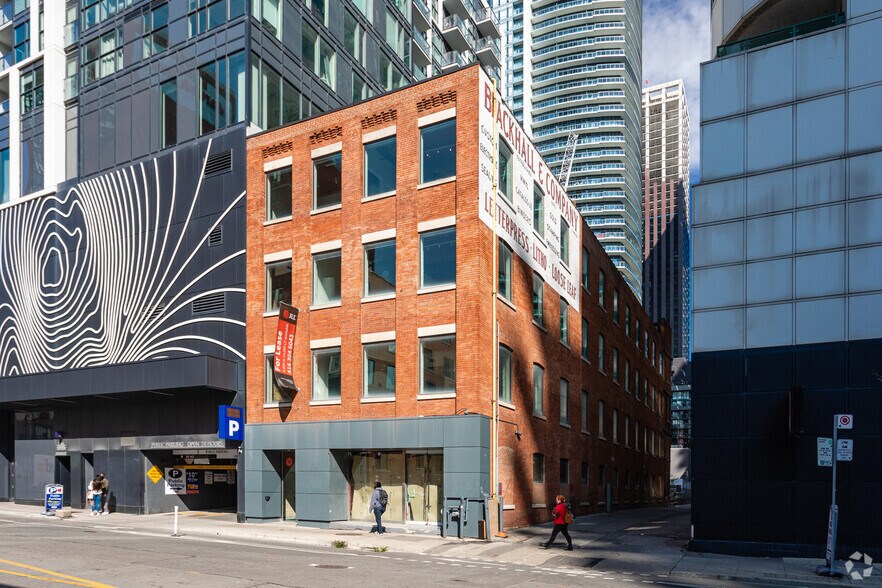 77 Peter St, Toronto, ON à louer - Photo de l’immeuble – Image 2 sur 2