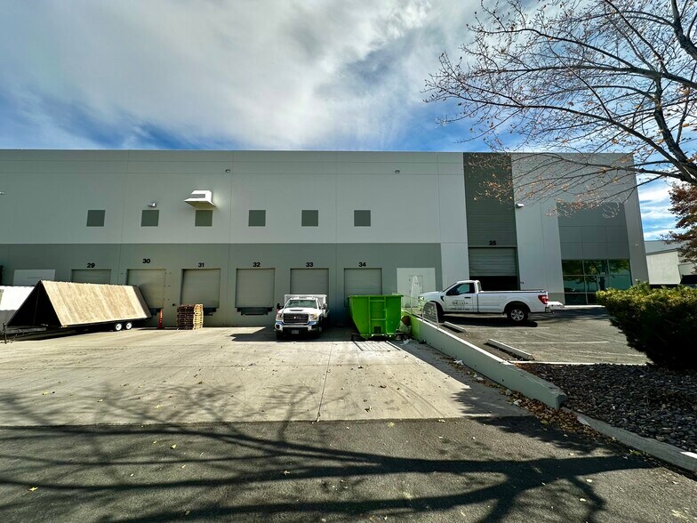 875 E Patriot Blvd, Reno, NV à louer - Photo de l’immeuble – Image 3 sur 6
