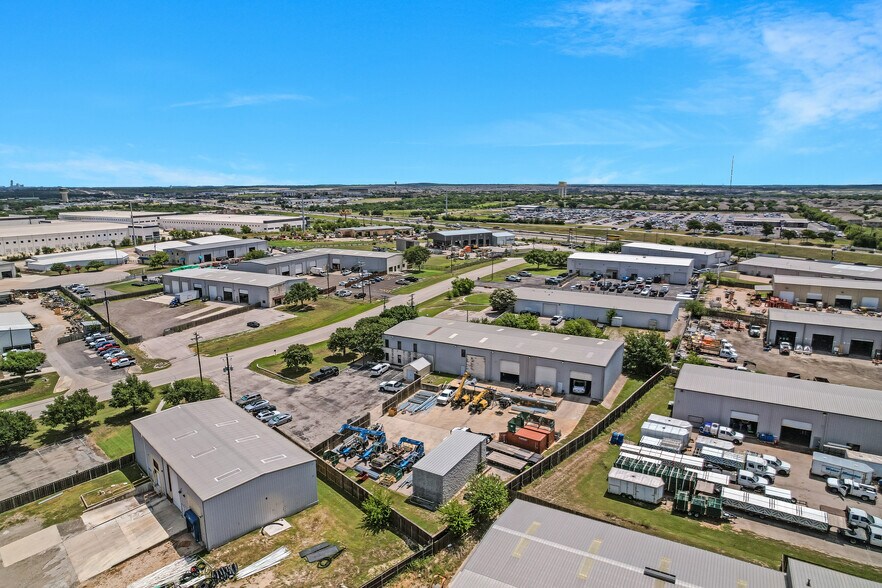 271 Commercial Dr, Buda, TX à vendre - Photo de l’immeuble – Image 3 sur 23