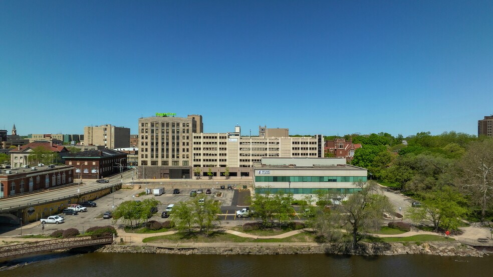 100 Park Ave, Rockford, IL à louer - Photo de l’immeuble – Image 2 sur 9