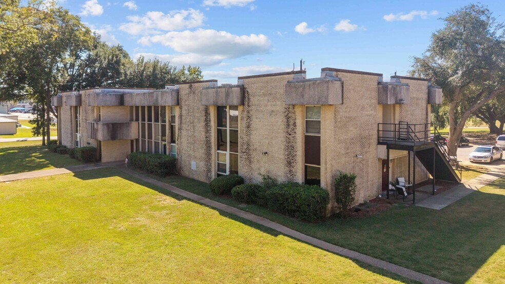 911 College Ave, Jacksonville, TX à vendre - Photo principale – Image 1 sur 1