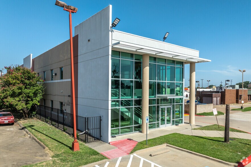 513 N Plano Rd, Garland, TX à louer - Photo de l’immeuble – Image 3 sur 4