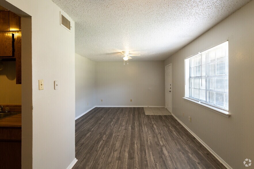 255 Turner St, Roanoke, TX à vendre - Photo intérieure – Image 2 sur 49