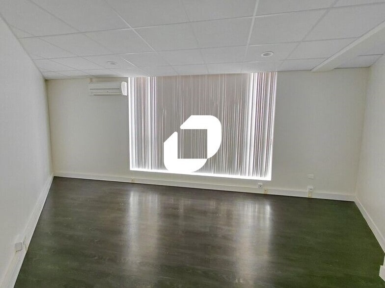 Bureau dans Les Essarts-le-Roi à louer - Photo intérieure – Image 3 sur 9