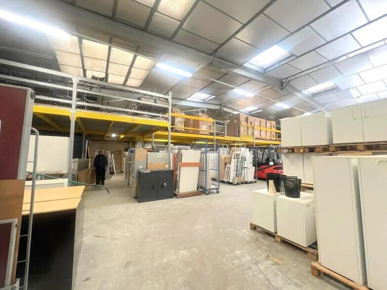 Local d’activités dans Aulnay-sur-Mauldre à louer - Photo de l’immeuble – Image 1 sur 5