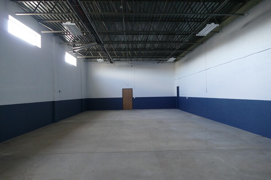 2718 Industrial Row Dr, Troy, MI à louer - Photo de l’immeuble – Image 3 sur 5