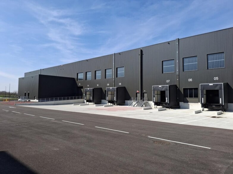 Industriel/Logistique dans Mionnay à louer - Photo de l’immeuble – Image 2 sur 7