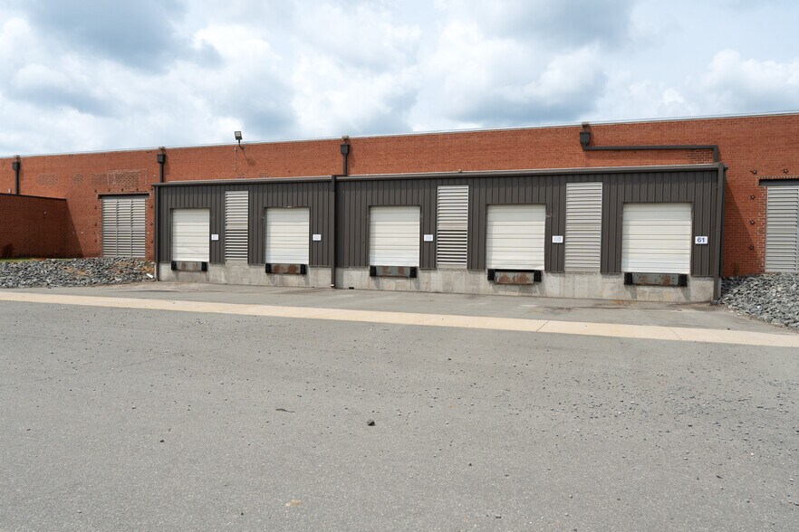 401 W Hanes Mill Rd, Winston-Salem, NC à louer - Photo de l’immeuble – Image 3 sur 13