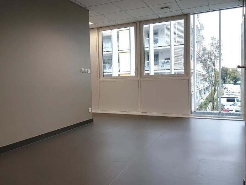 110 4 Rue Germaine Tillion, Saint-Genis-Pouilly à louer - Photo de l’immeuble – Image 3 sur 8