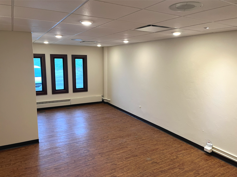 2020 Riverside Dr, Allouez, WI à louer - Photo de l’immeuble – Image 2 sur 9
