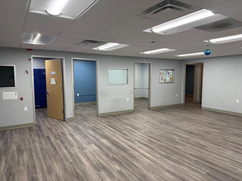 9335 Reseda Blvd, Northridge, CA à louer - Photo de l’immeuble – Image 3 sur 11