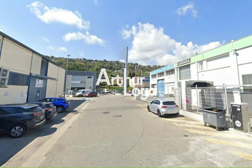 Local d’activités dans Saint-Laurent-du-Var à louer - Photo de l’immeuble – Image 2 sur 3