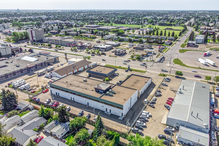 5704 44 St, Lloydminster, AB à louer - Photo de l’immeuble – Image 2 sur 21