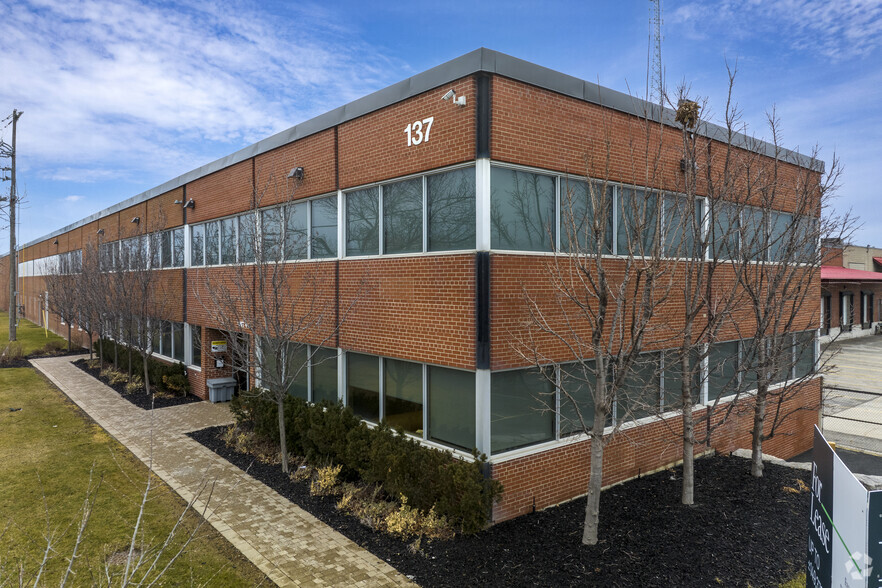 137 Horner Ave, Toronto, ON à louer - Photo de l’immeuble – Image 1 sur 5