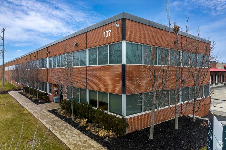 137 Horner Ave, Toronto, ON à louer - Photo principale – Image 1 sur 5