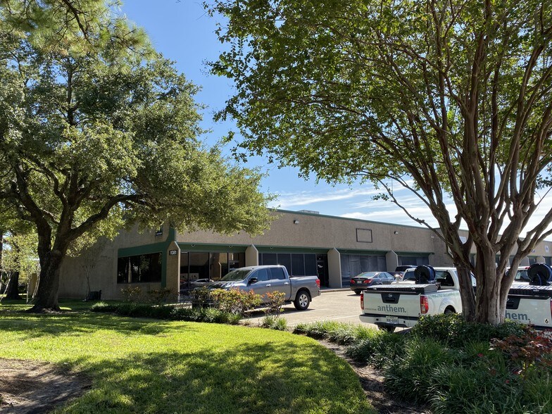 11381 Meadowglen Ln, Houston, TX à louer - Photo de l’immeuble – Image 2 sur 10