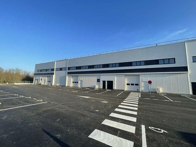 Local d’activités dans Saint-Aignan-Grandlieu à louer - Photo de l’immeuble – Image 2 sur 7