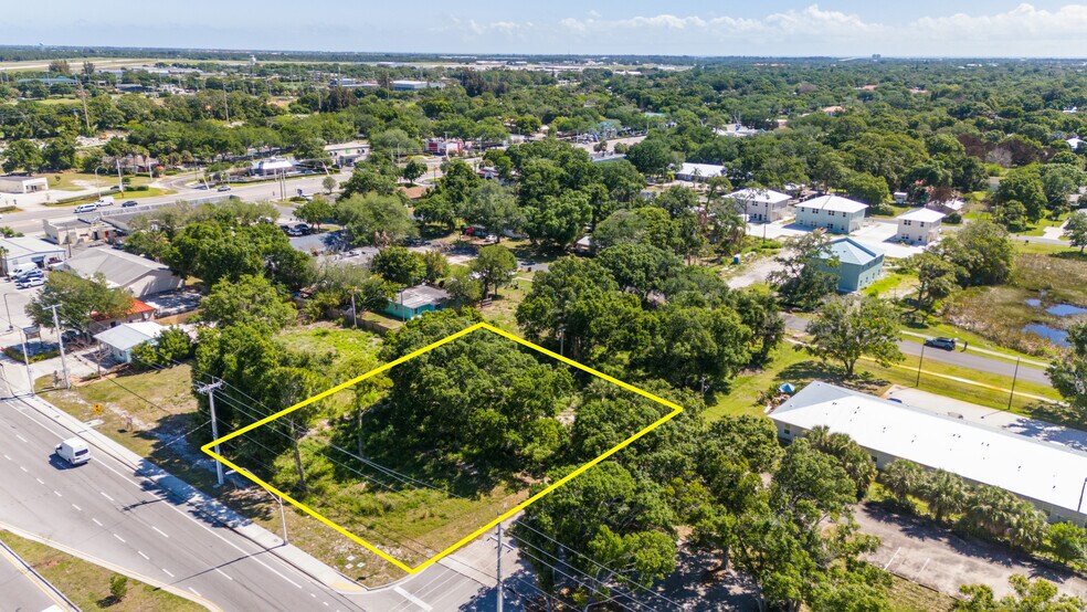 1906 43rd Ave, Vero Beach, FL à vendre - Photo principale – Image 1 sur 8