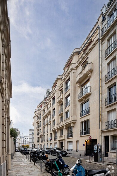 2-4 Rue Lord Byron, Paris à louer - Photo de l’immeuble – Image 3 sur 5