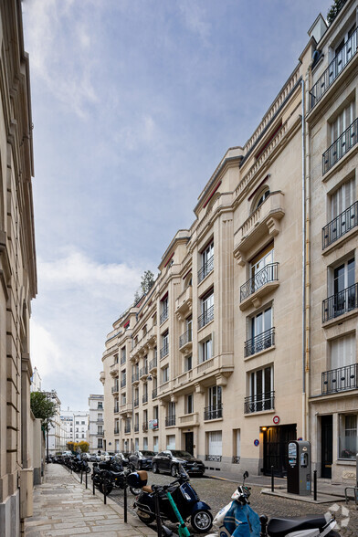 2 Rue Lord Byron, Paris à louer - Photo de l’immeuble – Image 3 sur 5