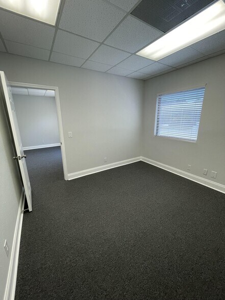 13555 Automobile Blvd, Clearwater, FL à louer - Photo de l’immeuble – Image 3 sur 7
