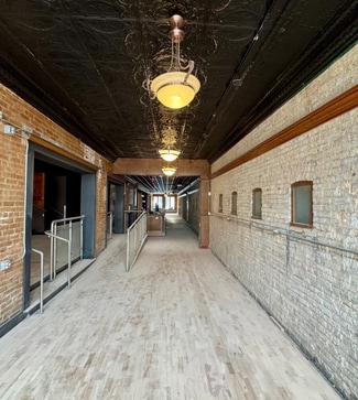 Plus de détails pour 226 Main St, Woodstock, IL - Local commercial à louer