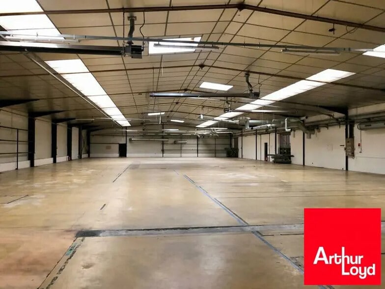 Industriel/Logistique dans Le Châtelet-en-Brie à vendre - Photo de l’immeuble – Image 3 sur 9