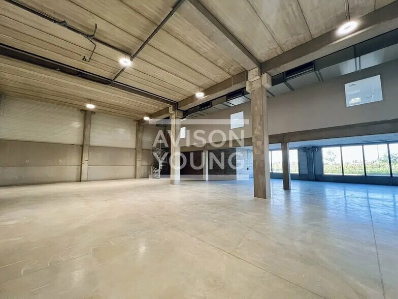 Local d’activités dans à louer - Photo intérieure – Image 3 sur 12