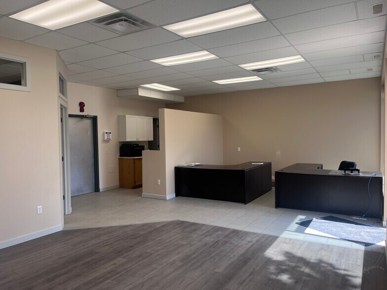 4904-4910 75 Av NW, Edmonton, AB à louer - Photo de l’immeuble – Image 3 sur 5